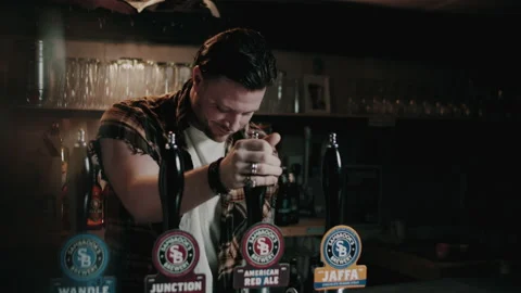 Bartender preparing and pouring a craft cask beer at a bar Video stock 131999593