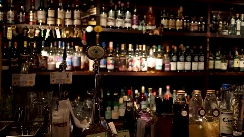Bartender Preparing a Cocktail Vídeo Stock 292222362