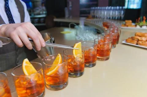 Bartender preparing cocktail Foto stock