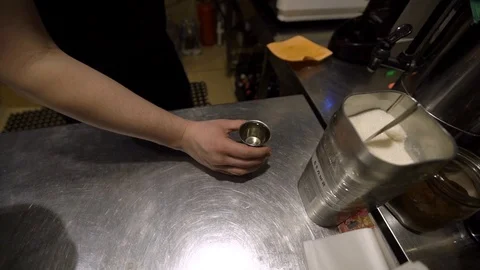Bartender preparing cocktail at the restaurant Video stock 104017988