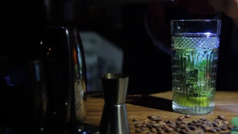 The bartender is preparing a drink in the club behind the bar Stock Footage 102833683