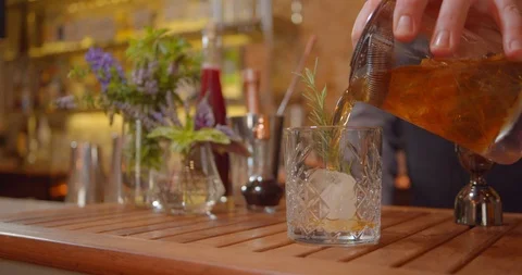 A Bartender Preparing Drink in Upscale Bar, Slow Motion Vídeos de archivo 127580193