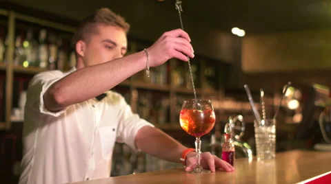 Bartender preparing drinks at the bar Видео 59688014