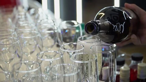 Bartender is preparing drinks, glasses at the bar Video stock 300150984