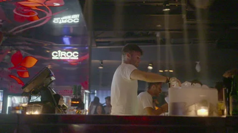 Bartender Preparing Drinks at Nightclub Bar Counter 库存影片 344605682