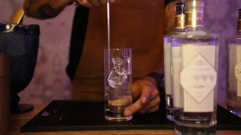 Bartender Preparing Gin Tonic Timelapse Stock-Footage 92767867