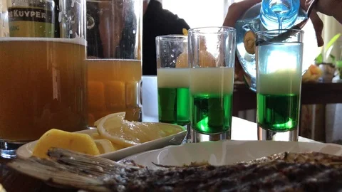 Bartender preparing green mexican cocktail Video stock 105923917