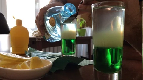 Bartender preparing green mexican cocktail Video stock 105923938