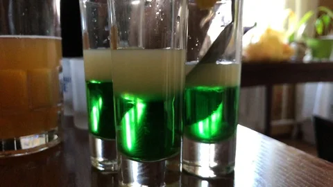 Bartender preparing green mexican cocktail Stock-Footage 106575206