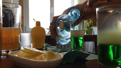 Bartender preparing green mexican cocktail Stock-Footage 106575220