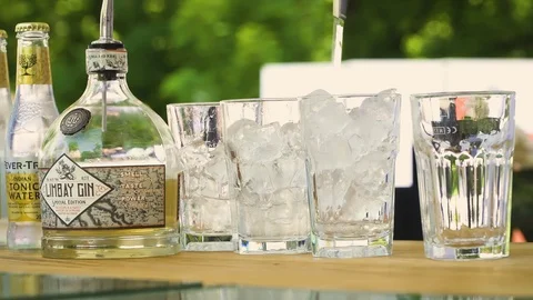 Bartender preparing, pouring refreshing drink with bubbles, ice and lime. Stock Footage 121175783
