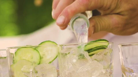 Bartender preparing refreshing drink with bubbles, ice and lime, gin tonic. Stock Footage 114715786