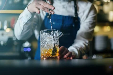 Bartender professionally working with om making drinks and cocktails Stock-Fotos