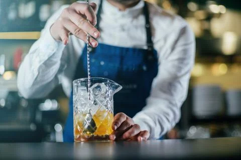 Bartender professionally working with om making drinks and cocktails Stock-Fotos