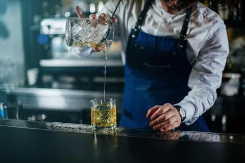 Bartender professionally working with om making drinks and cocktails Foto stock