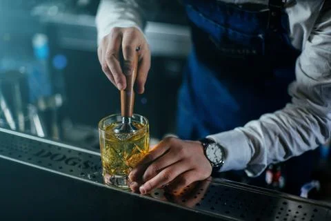 Bartender professionally working with om making drinks and cocktails Stock-Fotos