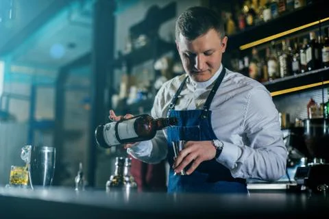 Bartender professionally working with om making drinks and cocktails Foto stock