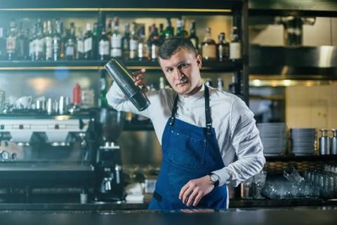 Bartender professionally working with shaker and making good drinks Stock-Fotos