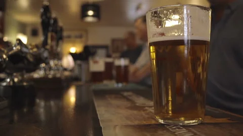 Bartender Pulling A Pint In A British Pub Видео 59826228