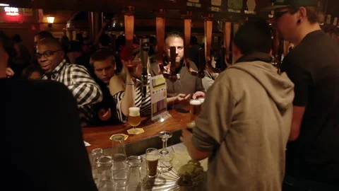 Bartender Pulling Tap Handle Pouring Multiple Beers Vidéo 344103996