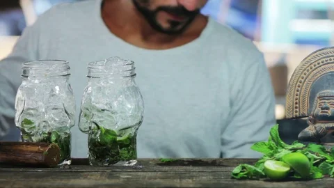 Bartender put alcohol in mojito cocktail Video stock 75440148