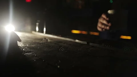 The bartender puts a glass with a cocktail on the bar counter. Vídeo Stock 139636899