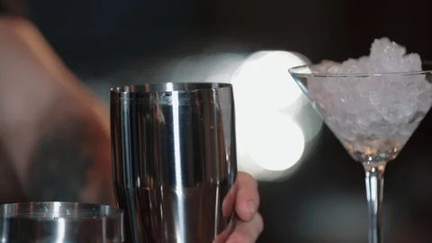 Bartender puts ice cubes in shaker. Static. close-up Video stock 128222695