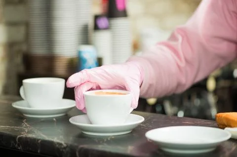 Bartender putting fresh coffee Foto stock