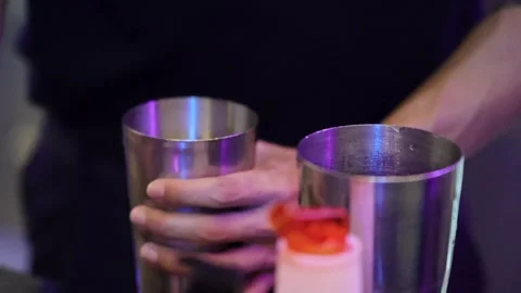 Bartender Scooping Ice and Shaking Cocktail in Bangkok Bar 库存影片 319512577