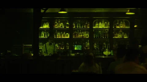 Bartender Serving Drinks in Yellow Grim Lighting Vidéo 56887382