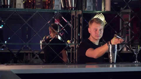 Bartender shakes cocktail Stock Footage 85129144