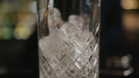 The bartender shakes an ice cube in a glass Vídeos de archivo 170267907