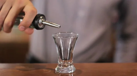 Bartender slowly pours one shot of alcohol. Close up Vídeos de archivo 63994405