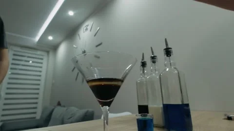 The bartender sprinkles ground cinnamon on a burning alcoholic cocktail 動画素材 131545169