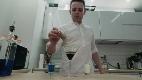 The bartender sprinkles ground cinnamon on a burning alcoholic cocktail Stock-Footage 134033405