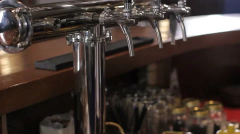 Bartender starts to pour glass of draft beer. Medium shot Video stock 63986954