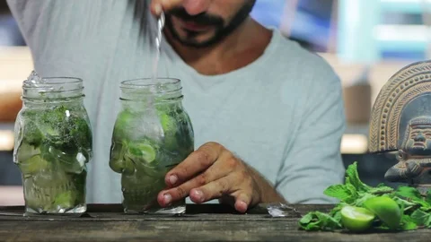 Bartender stirs mojito cocktail Vídeo Stock 75434770