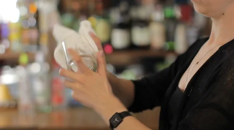 Bartender wipes a glass. Medium shot Vidéo 63994802