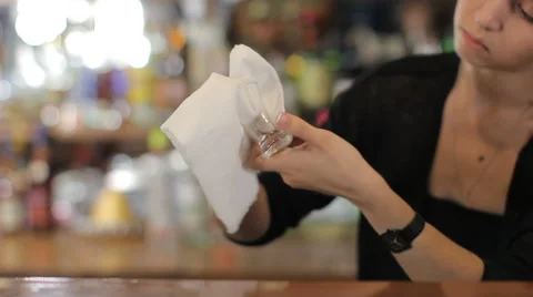 Bartender wipes a glass. Medium shot Vidéo 63994945