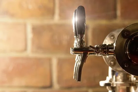 Bartender work place behind counter. Row of beer taps and empty glasses. Foto stock