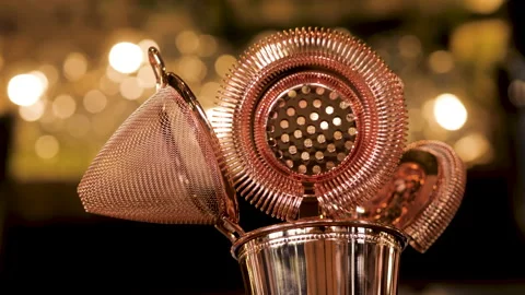 Bartender's tool . jigger, shaker, strainer, bar spoon and more. Vidéo 192973903