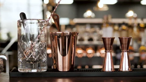 Bartender's tool . jigger, shaker, strainer, bar spoon and more. Vidéo 193045755