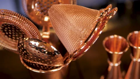 Bartender's tool . jigger, shaker, strainer, bar spoon and more. Vidéo 193049953