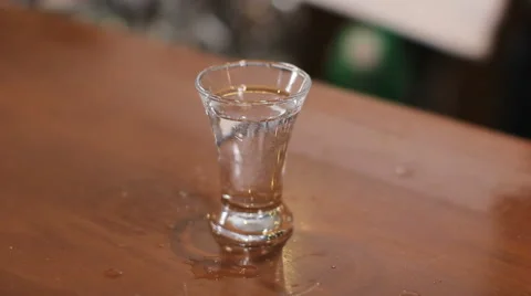 Bartenter wipes the bar counter. Close up Vidéo 63994147