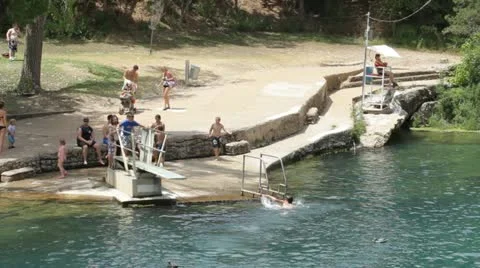 Barton Springs Kids Diving into Spring, Austin, TX (Texas) Vídeos de archivo 15106628