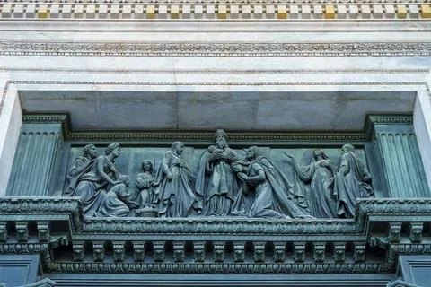 Bas relief of antique plot of sculptural art above doors in St.Isaac's Cathedral 스톡 사진