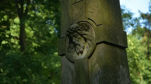 Bas-relief of Jesus full face on the old cross Video stock 115033040