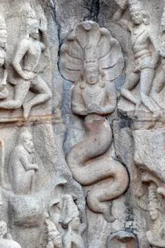 Bas relief Naga river snake gods on the rock cut wall of Mahabalipuram Foto stock