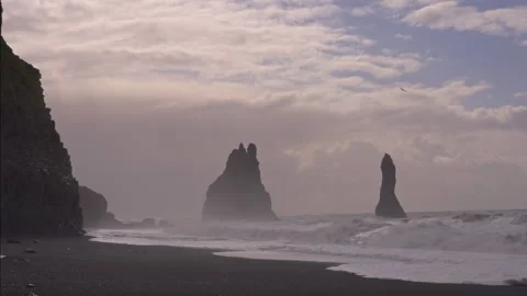 Basalt columns and crashing waves at Reynisfjara Beach in Iceland 스톡 동영상 329443053