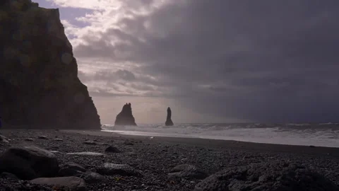 Basalt columns and waves at Reynisfjara Beach during changing weather 스톡 동영상 329443151